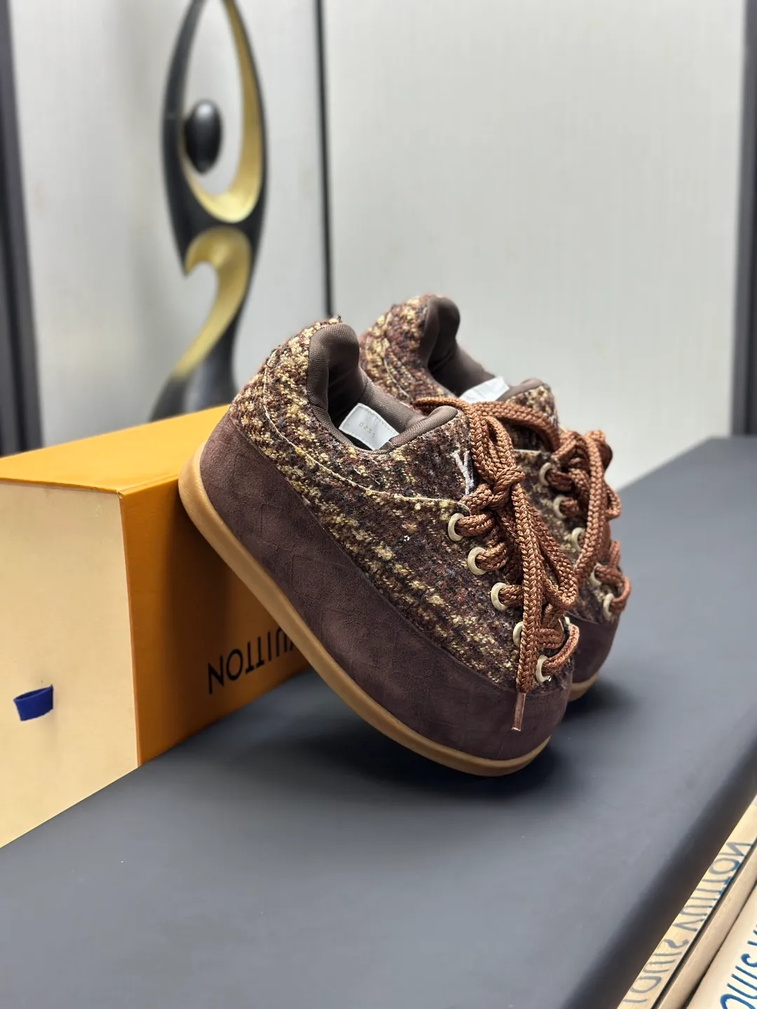 👟👟Ex-factory price 720👟👟 Top version LV-Louis Vuitton-Bread Catwalk New Style 1:1 development replica of the original version! ! The upper foot is very comfortable. It is made of luxurious materials and fine workmanship. The midsole is printed with English letters "Made in Europe". The upper is made of calfskin imported from Italy. The side is decorated with the brand's LOGO and signature. The latest latex foot pads and mesh lining make the foot feel super comfortable. The original two-color TPU combination outsole is specially provided by the original factory. Bag technology Goodyear stitched edges Fabric: Exclusive customized first-layer cowhide Accessories: Exclusive private model Vuitton logo, lining: Customized silk mesh lining - first-layer silk cowhide lining Outsole: TPU combination outsole wear-resistant, non-slip and anti-yellowing Foot pads: new latex pads-mesh sweat-absorbent Counter technology: fully computerized sewing machine wire drawing Toe box back cover Hot and cold shaping Full set of pull-top lasts with medium and low logo patterns Counter packaging - Shoelaces, certificates, cards, instructions, certificates, dust bags, the most complete packaging on the entire network, women's models 35-40 men's models are under development